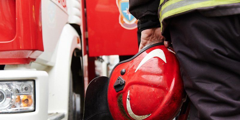 На улице Дубининской ограничили движение транспорта из-за пожара