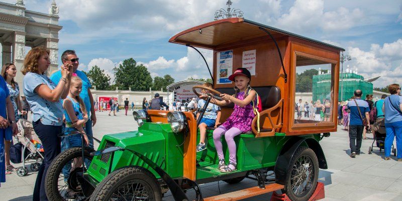 Выставка ретротранспорта и экстрим-шоу ГИБДД: как прошел День московского транспорта