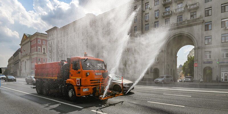 Городские службы в Москве поливают дороги из-за жары