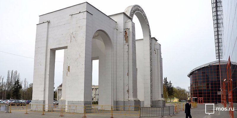 На ВДНХ началась реставрация арки северного входа