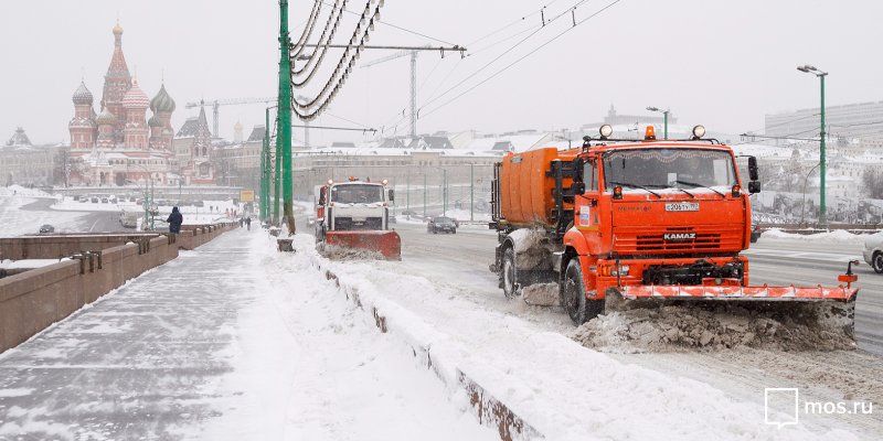 Коммунальщики ликвидируют последствия метели в Москве