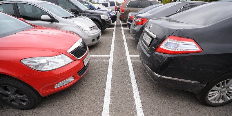 Более чем в два раза: в Москве стало меньше бесхозных автомобилей