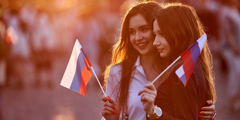 Концерты, флешмобы и мастер-классы: как Москва отмечает 350-летие флага России