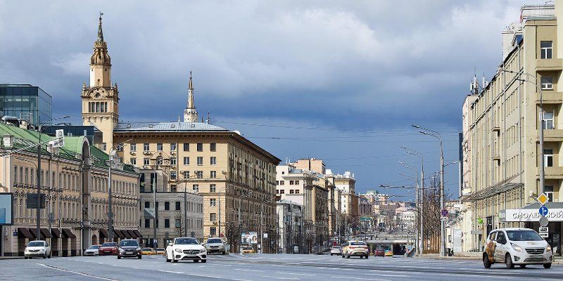 Сильный ветер сохранится в столице до вечера