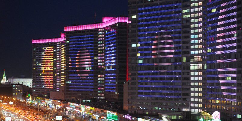 Юрий Гагарин и станция «Салют»: ко Дню космонавтики Москву украсят 300 уличных открыток