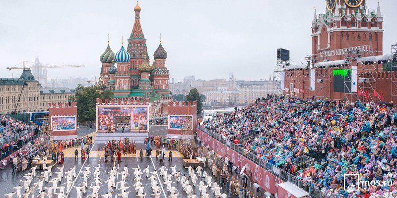 Фейерверки, кино и парад техники: Москва отмечает День города