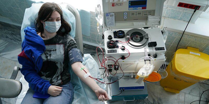 Около 1,5 тысячи москвичей в октябре сдали плазму с антителами к COVID-19