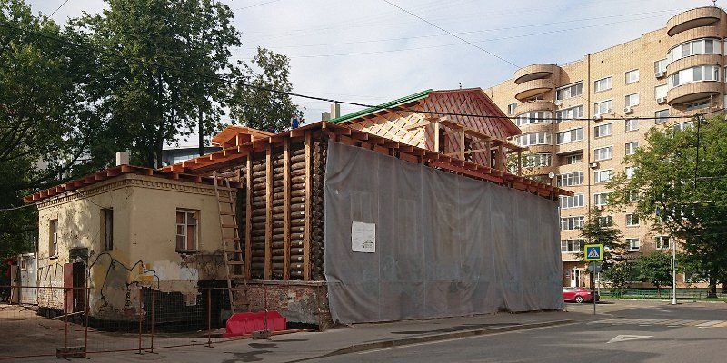 Печь с изразцами «Московия» и фасадные ниши: как проходит реставрация деревянной усадьбы в Елоховском проезде