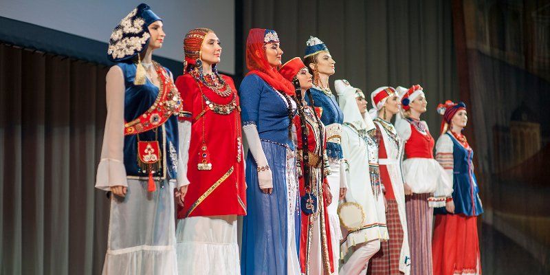 «Золотые ножницы» и «Золотая игла»: в Москве наградили победителей конкурса высокой моды национального костюма