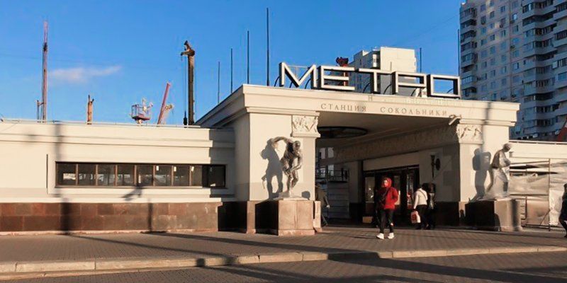 На станции метро «Сокольники» восстановили уникальный витраж