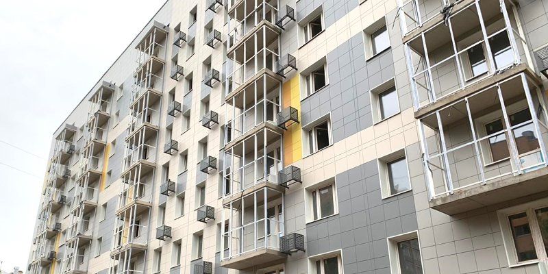 Программа реновации: завершается отделка фасадов дома на улице Артюхиной