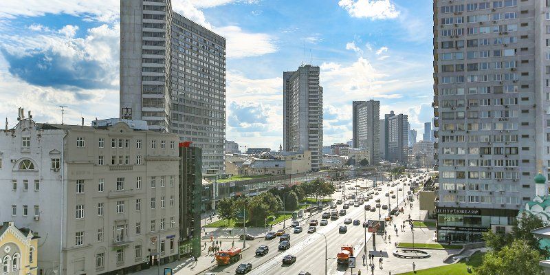 Медиафасады домов-книжек на Новом Арбате превратятся в первомайские открытки