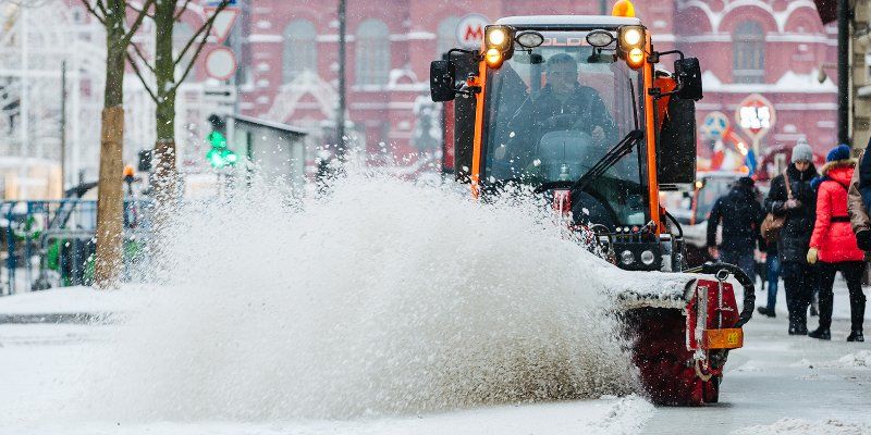 На улицах Москвы работают 6,5 тысячи единиц снегоуборочной техники
