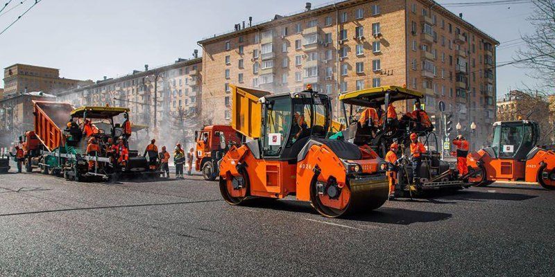 Движение открыто: на Фрунзенской набережной досрочно закончили укладывать асфальт