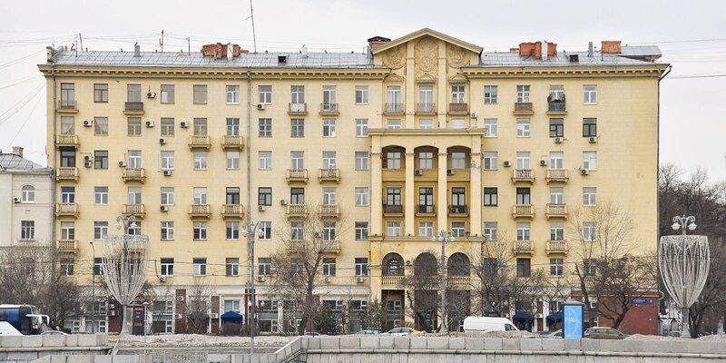 Советская символика, венки и колосья: на Фрунзенской набережной отремонтировали дом 1943 года постройки