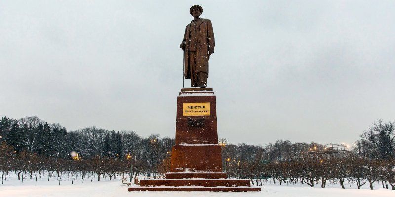 Бронзовый памятник селекционеру Ивану Мичурину вернули на ВДНХ после ремонта