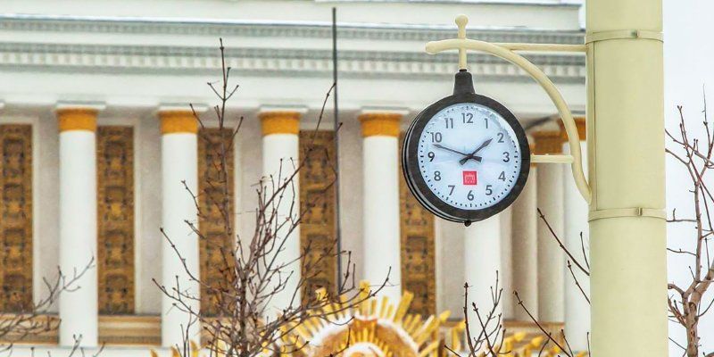 Исторический облик, современный механизм: на ВДНХ появились уличные часы