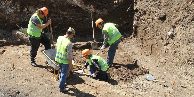 Револьвер XIX века и милицейскую кокарду нашли археологи на Долгоруковской улице