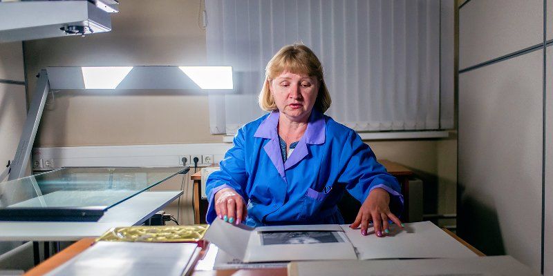 История на ощупь: как в Главархиве Москвы копируют исторические документы