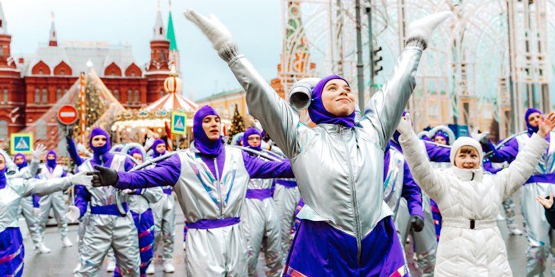 Футуристические мастерские, космическая еда и катание на тюбингах: на Тверской началась программа «Москва. Время первых»