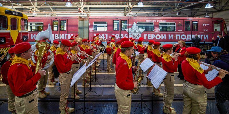 В метро начал курсировать тематический поезд «Герои и подвиги»