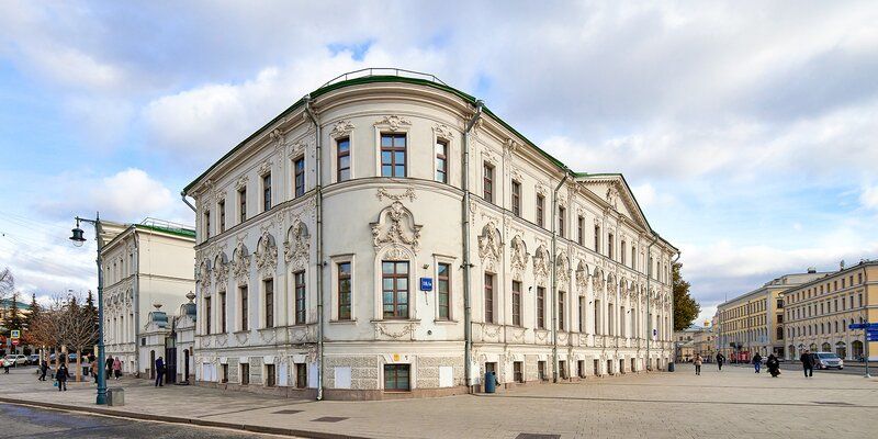 The street is like an exhibition. Flying comet and little lions of Vozdvizhenka street decor