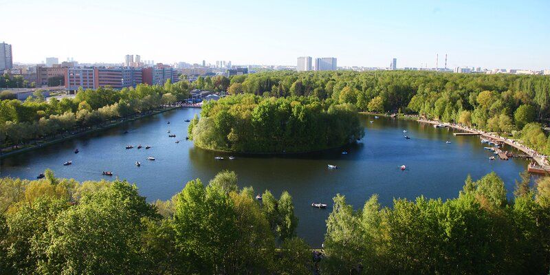 Венеция в садах, спектакли на воде и сфинксы: какие истории скрывают пруды в парках столицы