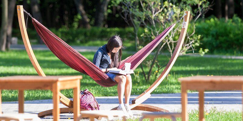 За книгами — в парк: в столичных зонах отдыха открываются летние читальни