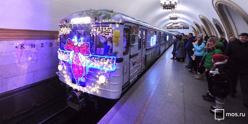Новогодний поезд пустили по Кольцевой линии столичного метро