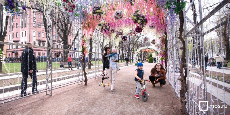 Ретрокартинг и луна-качалка: «Московская весна» для детей