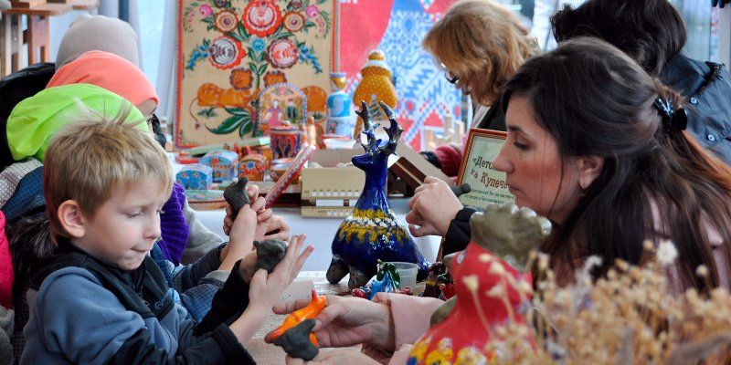 Научиться лепить сибирские пельмени и освоить хохломскую роспись: как в Москве отметят День народного единства