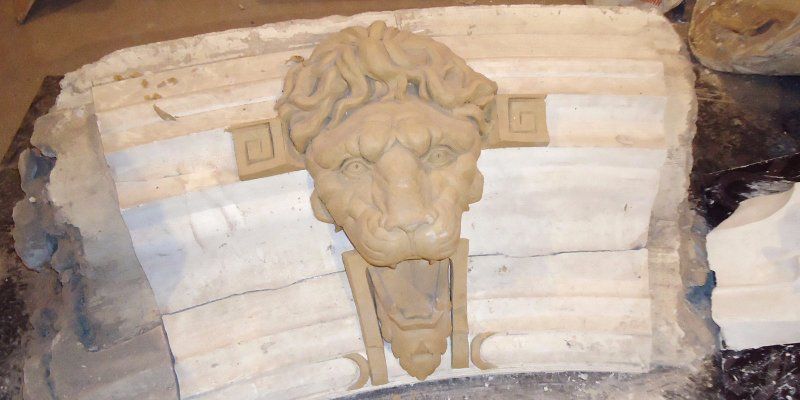 Маску льва восстановили на фасаде доходного дома Быкова