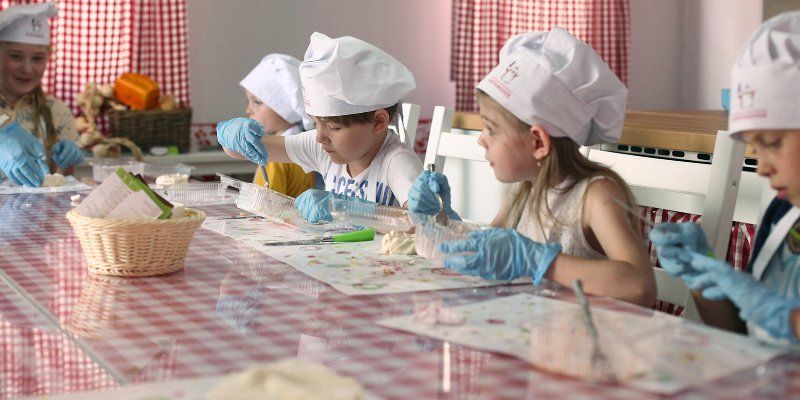 Шоу мыльных пузырей, исторические реконструкции и кулинарные мастер-классы: куда сходить с ребенком в праздники