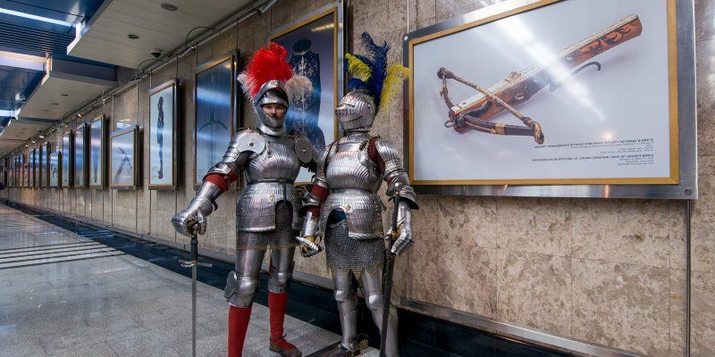 «Королевские игры»: в метро открылась фотовыставка средневекового оружия