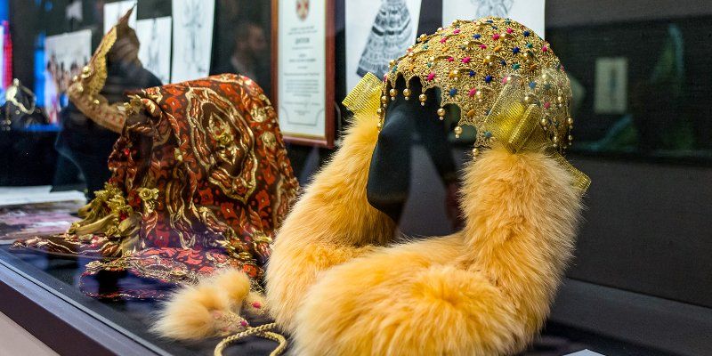 Платья, картины и эскизы: в Музее моды открылась выставка Вячеслава Зайцева