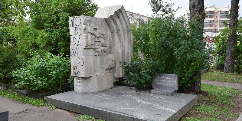 В память о художнике: на Новодевичьем кладбище отреставрировали мемориал Игоря Грабаря