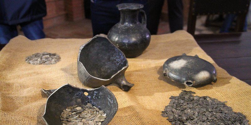 Игрушечный дед-мороз и руины старинной церкви: все о главных археологических находках этого года
