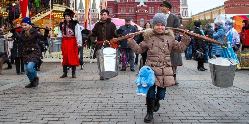 Уральские шанежки, астраханская уха и финно-угорский рэп: что нельзя пропустить на фестивале «День народного единства»
