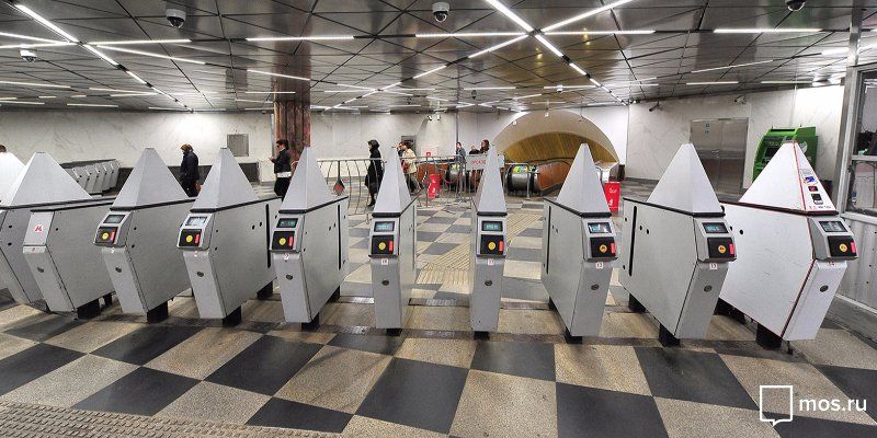 В вестибюлях и переходах 62 станций метро установили новые энергосберегающие лампы