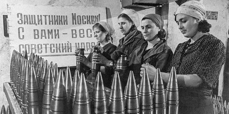 Собрать пулемет и сшить свадебное платье. Как москвички пережили войну