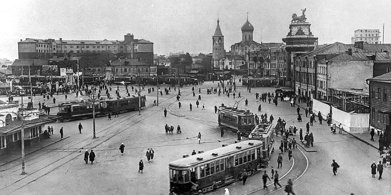 Конки, «Луноходы» и электробусы: три века столичного транспорта