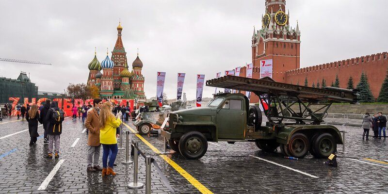 Мини-спектакли, уникальная кинохроника и редкие экспонаты: с 5 по 7 ноября на Красной площади будет работать интерактивный музей