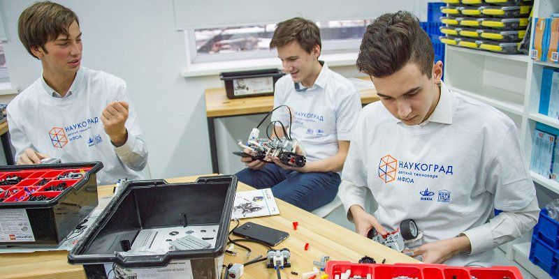 Выбрать профессию и освоить новые навыки: детские технопарки приглашают школьников на мастер-классы