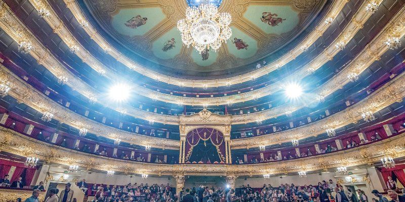 От комедии дель арте до виртуальной реальности. Что смотреть в театрах до конца года