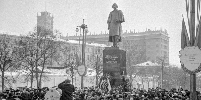 Гоголь в полный рост: Главархив Москвы — о памятнике писателю на Гоголевском бульваре