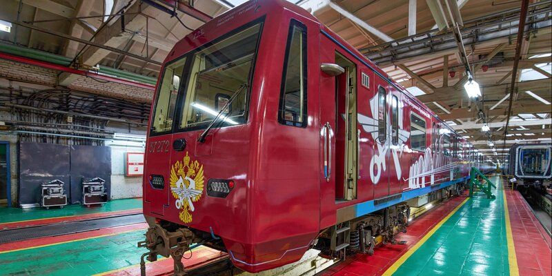 В метро начал курсировать тематический поезд в честь 125-летия Российского университета транспорта