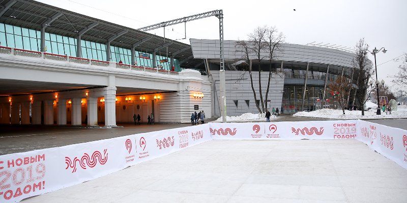 Рядом со входом на станцию Лужники МЦК открыли бесплатный каток