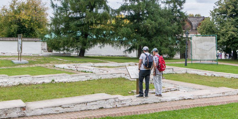 Поделки из бивня мамонта и изразцы Петровской эпохи. Археолог Владимир Беркович — о самых интересных находках