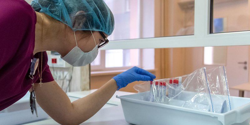 Половина новых заразившихся коронавирусом моложе 45 лет