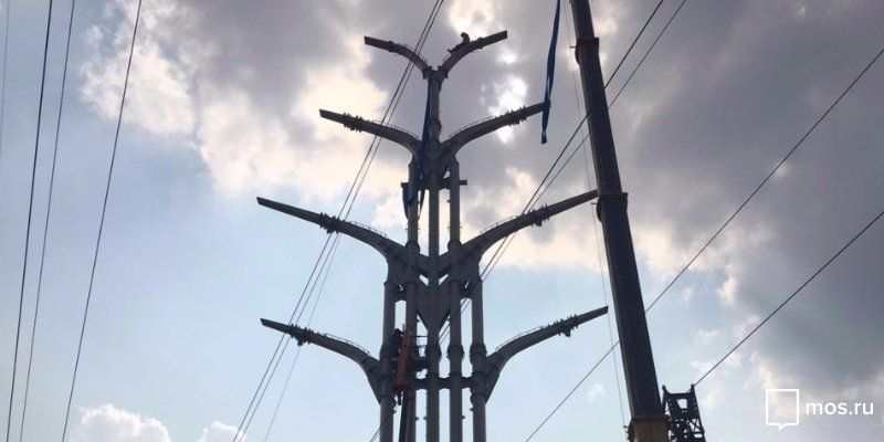 Опоры ЛЭП в форме деревьев установили на Калужском шоссе